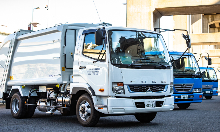 廃棄物の収集運搬業、中間処理業を行っている日本サニテイション株式会社の収集運搬車の写真